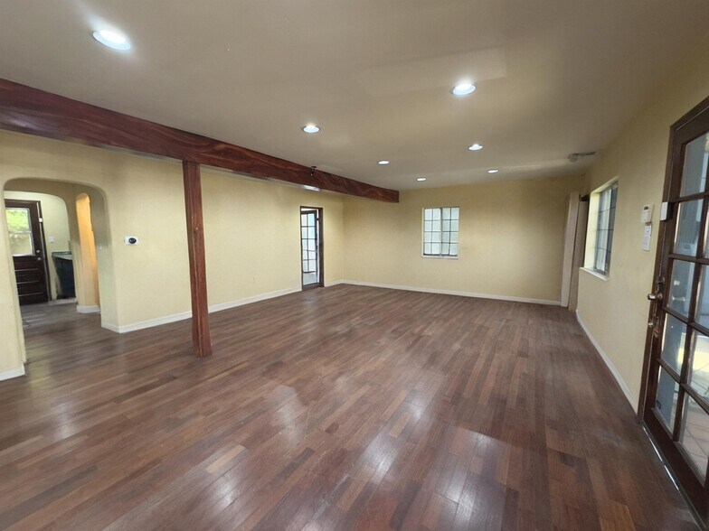 More Photos Of 11420 Ventura Blvd, Studio City Office Residential For Sale