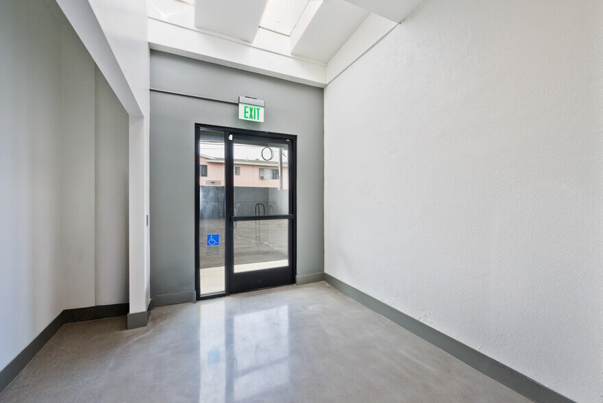 More Photos Of 953 N Cole Ave, Los Angeles Office For Lease