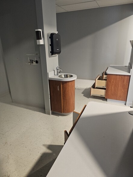 More Photos Of 2383 S Main St, Akron Unknown For Lease