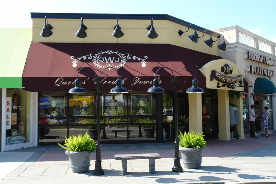Primary Photo Of 382 Saint Armands Cir, Sarasota Storefront For Lease