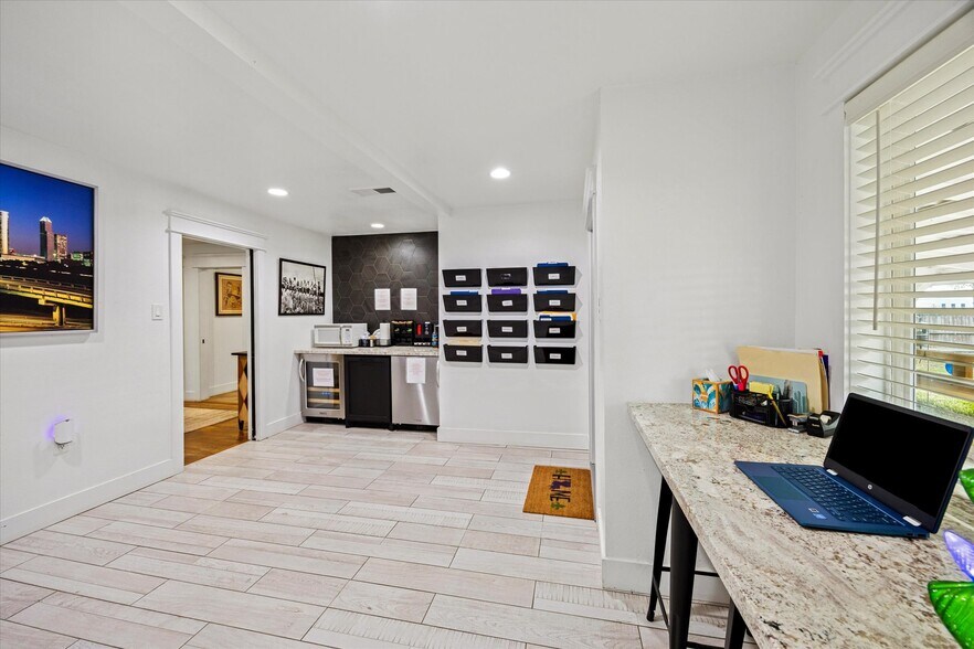 More Photos Of 5225 E 5th St, Katy Light Manufacturing For Sale