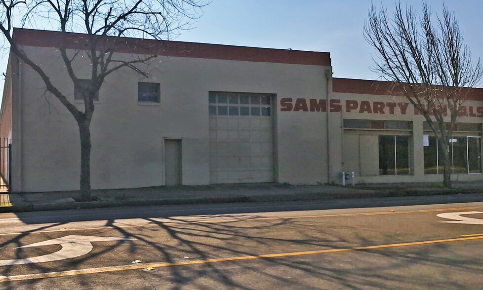 Primary Photo Of 16 N Yosemite Ave, Fresno Freestanding For Lease