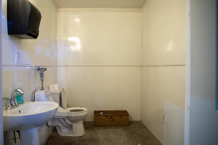 More Photos Of 8506 Potts Ln, Seaford Manufacturing For Lease