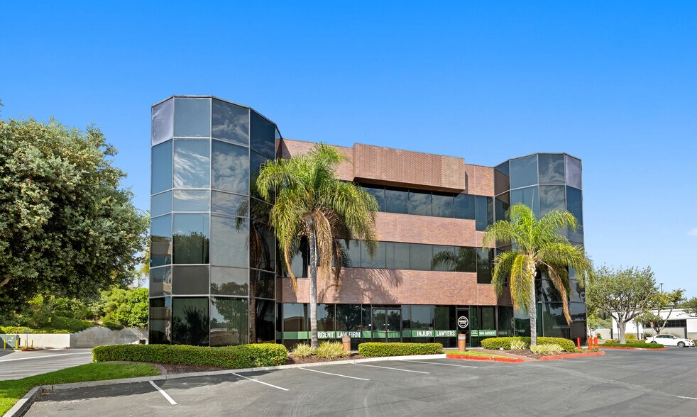 More Photos Of 2424 Vista Way, Oceanside Office For Lease