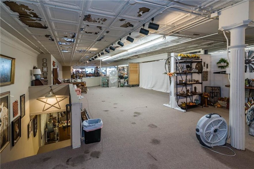 More Photos Of 306 W Main St, Denison Storefront For Sale