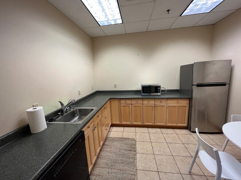 More Photos Of 9800 Harbour Pl, Mukilteo Light Manufacturing For Lease