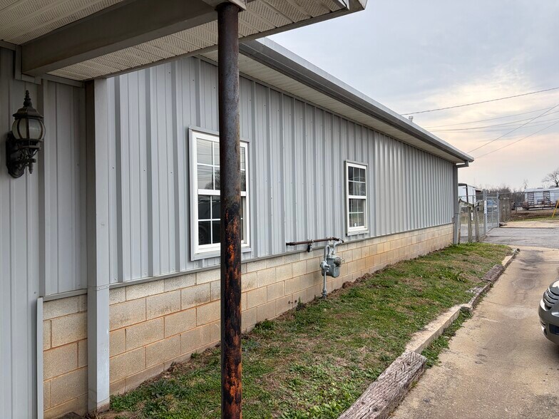 More Photos Of 1354 W College St, Murfreesboro Flex For Lease