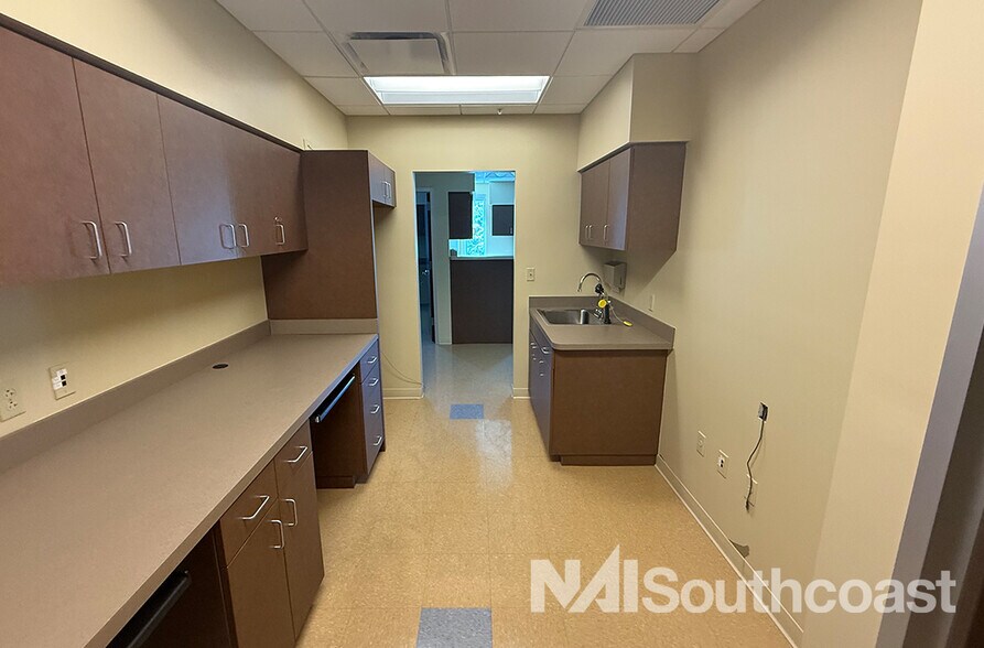 More Photos Of 955 10th Ave N, Naples Medical For Lease
