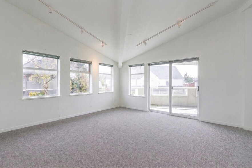 More Photos Of 12185 Beecher St, Surrey Storefront For Sale