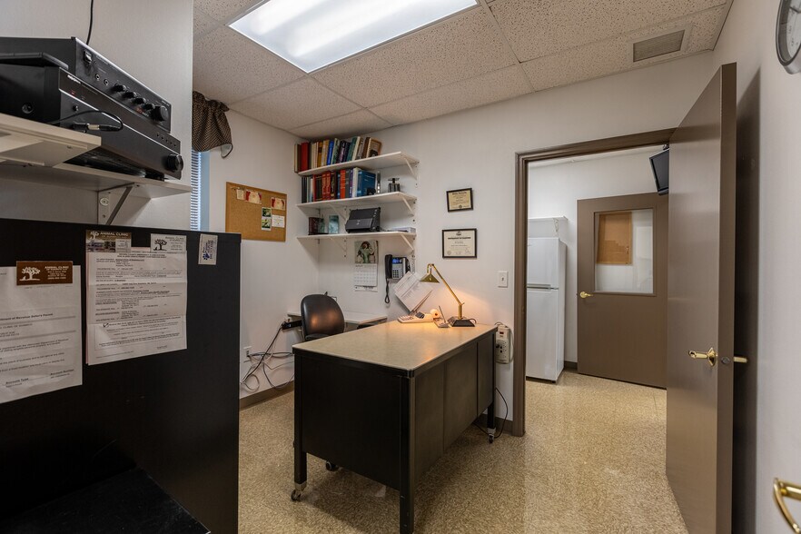 More Photos Of 14605 Velp Ave, Suamico Veterinarian Kennel For Lease