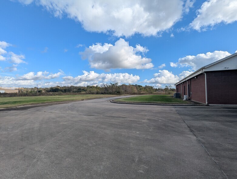 More Photos Of 8109 Smith Rd, Beaumont Office For Sale