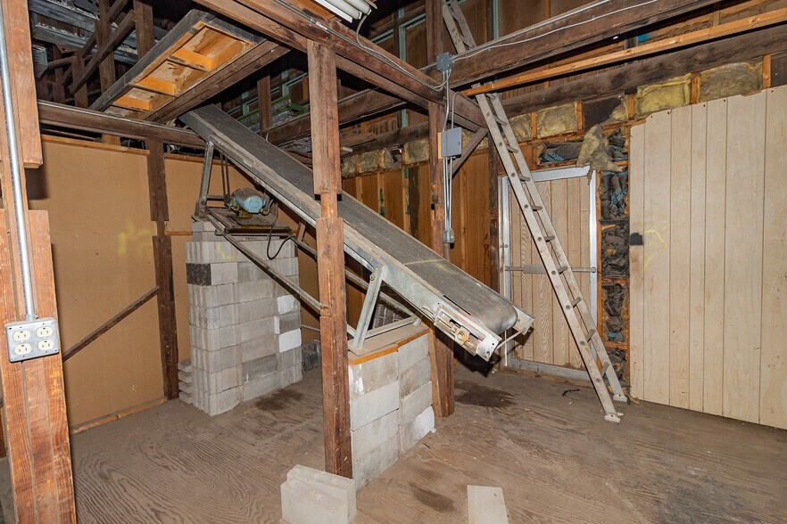 More Photos Of 1627 S Hillside St, Wichita Freestanding For Sale