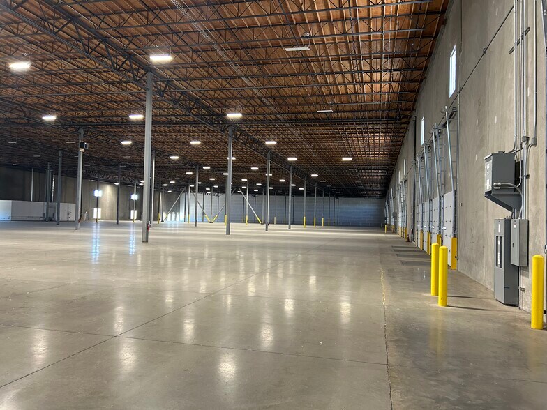 More Photos Of 7461 Metro Air Pky, Sacramento Warehouse For Lease