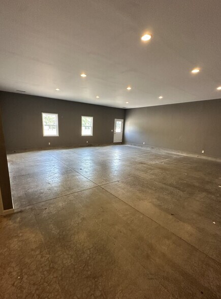 More Photos Of 27 N Pond St, Toccoa Flex For Lease