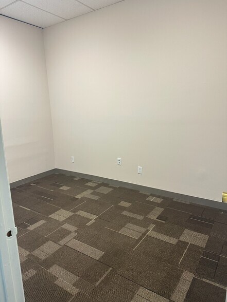 More Photos Of 498 Inman Ave, Colonia Office For Lease