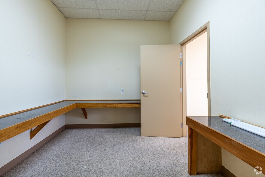 More Photos Of 1498 E Main St, Cottage Grove Storefront For Sale