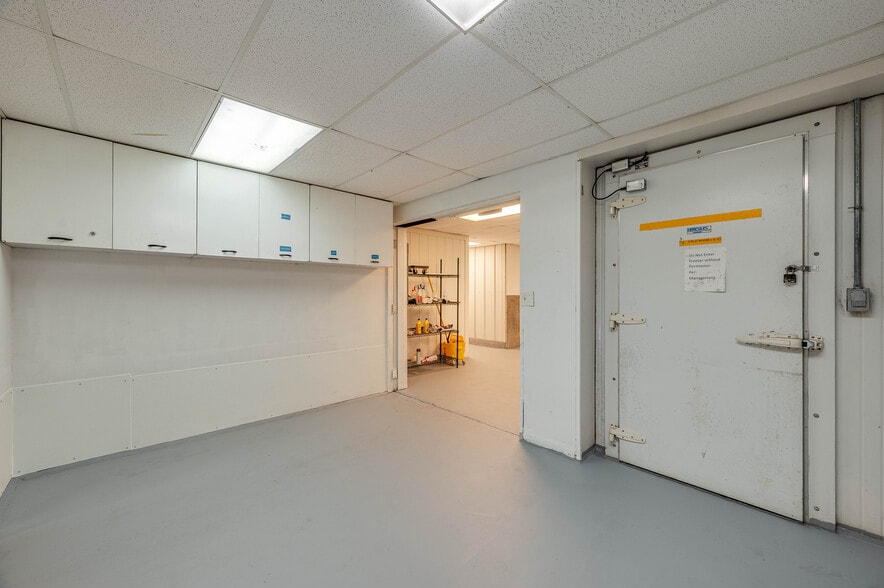 More Photos Of 174 NW 9th ave, Mulberry Distribution For Sale