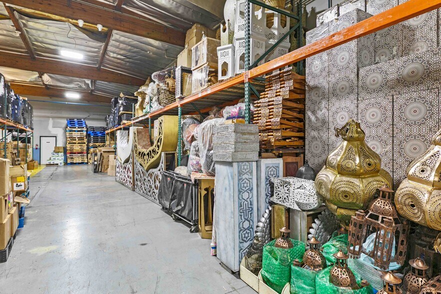 More Photos Of 9362 Eton Ave, Chatsworth Warehouse For Lease