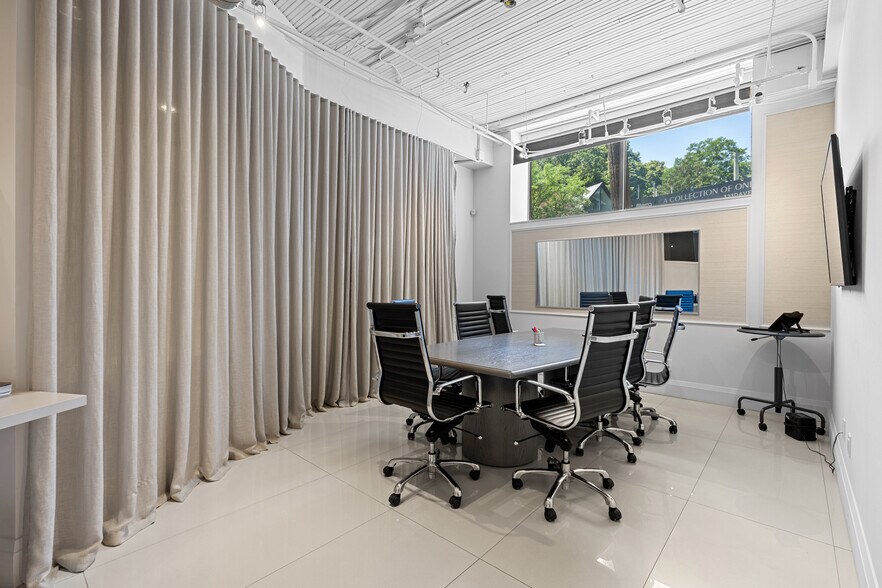 More Photos Of 326 Davenport Rd, Toronto Freestanding For Lease