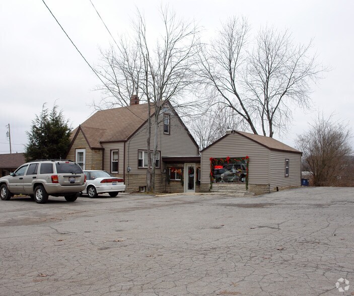 Primary Photo Of 565 S Meridian Rd, Youngstown Freestanding For Sale