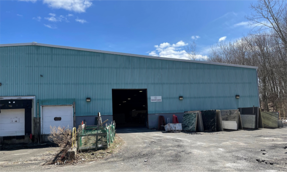 More Photos Of 1261 Meriden Rd, Waterbury Warehouse For Lease
