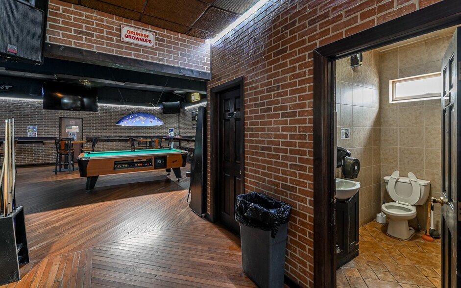 More Photos Of 1435 Freeport Rd, Cheswick General Retail For Sale