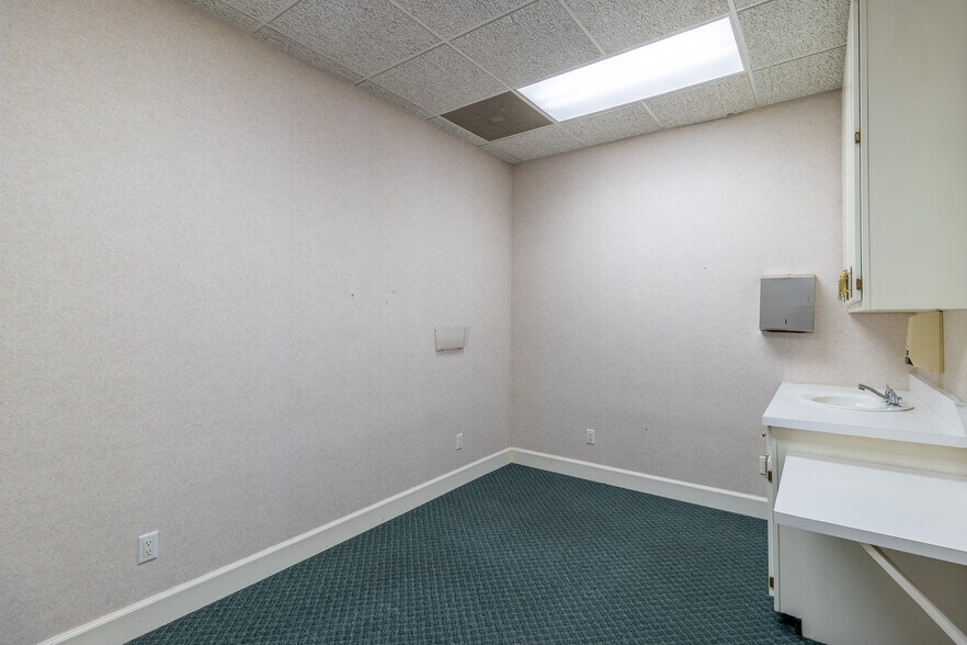 More Photos Of 1421 Ross Dr, Dalton Office For Sale