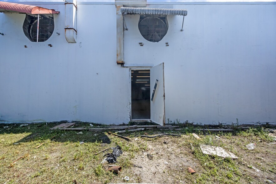 More Photos Of 683 W 26th St, Hialeah Service For Sale