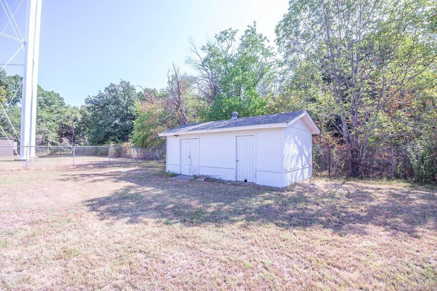 More Photos Of 402 Legendary Ln, Gun Barrel City Office For Sale