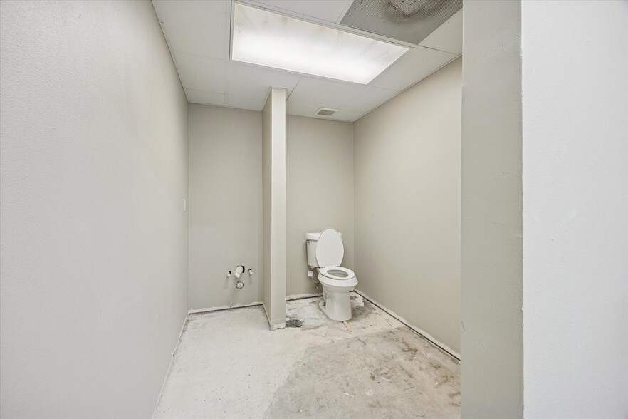 More Photos Of 4901 Yale St, Houston Office For Sale