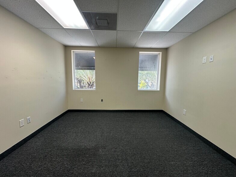 More Photos Of 1936 Hollywood Blvd, Hollywood Storefront Retail Office For Lease
