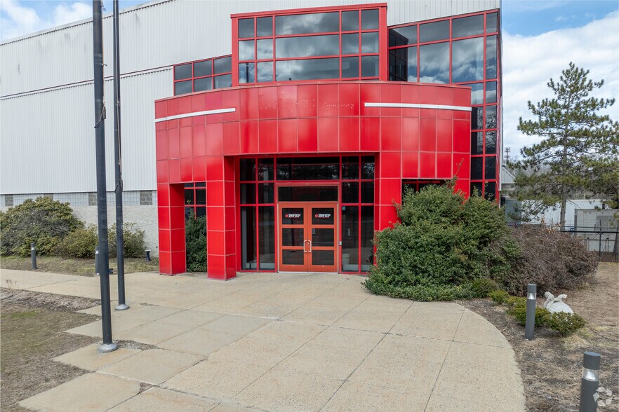 More Photos Of 580 Fort Pond Rd, Lancaster Distribution For Lease