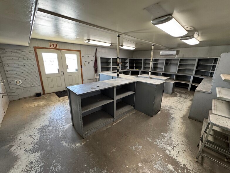 More Photos Of 223 Pine St, Kermit Warehouse For Lease