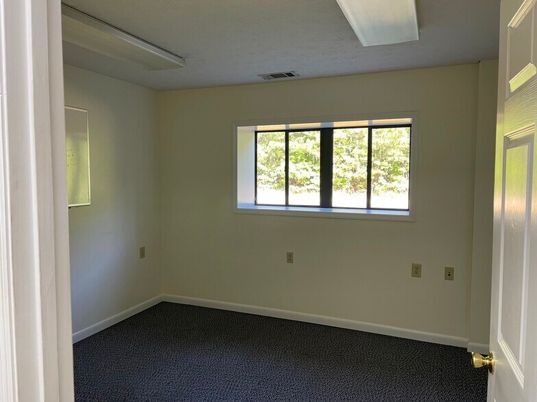 More Photos Of 300 Delano Dr, Manchester Warehouse For Sale