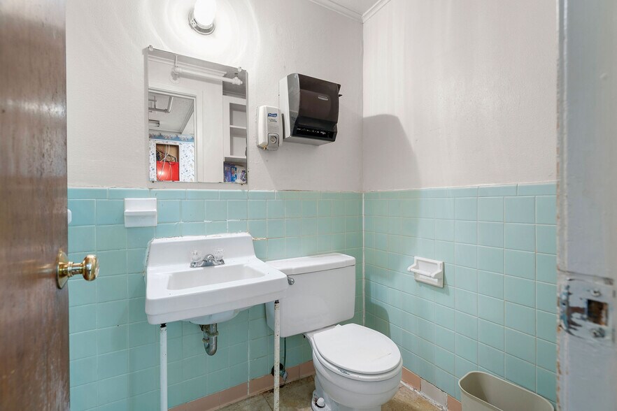 More Photos Of 510 E Bonham St, Jefferson Medical For Sale