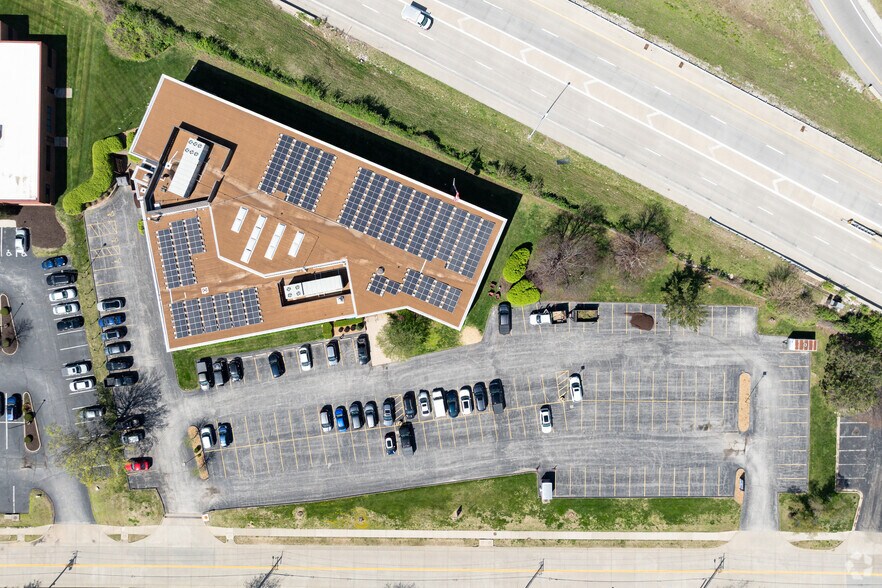 More Photos Of 2055 Craigshire Rd, Saint Louis Office For Lease