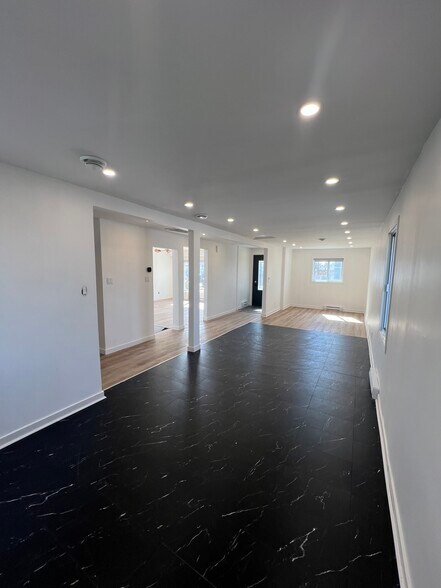 More Photos Of 1685 Av Lacroix, Laval Storefront For Lease