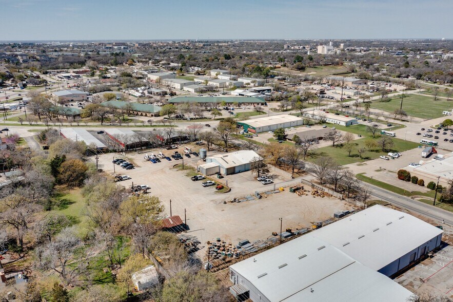 More Photos Of 1012 Shady Oaks Dr, Denton Warehouse For Lease