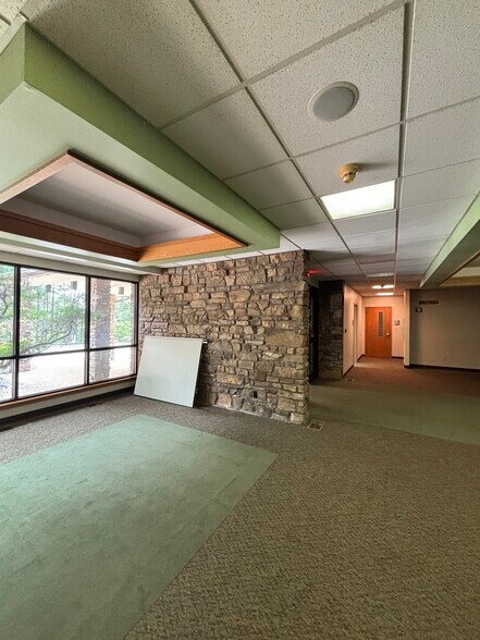 More Photos Of 600 Memorial Dr, Bella Vista Office For Lease