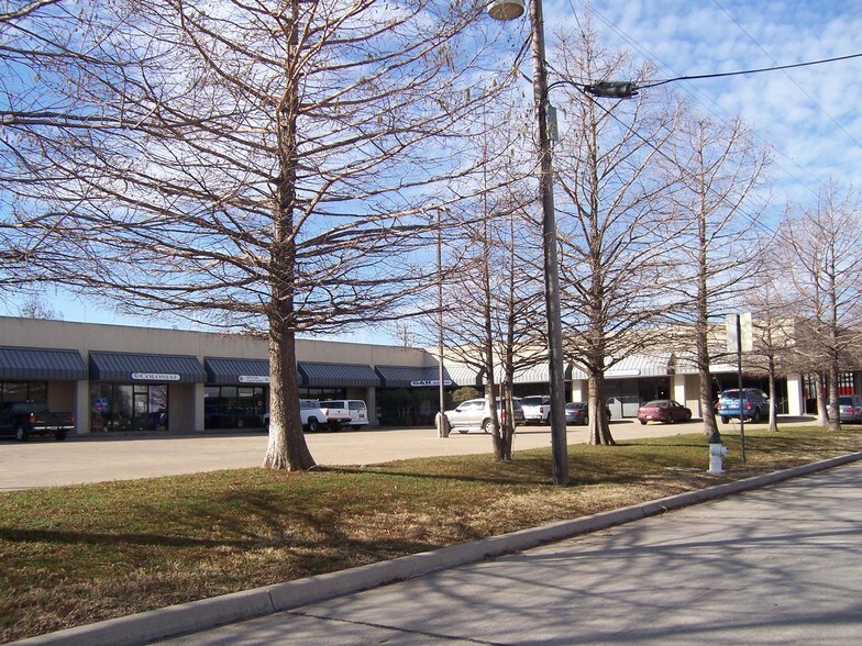 More Photos Of 4500 Ratliff Ln, Addison Showroom For Lease