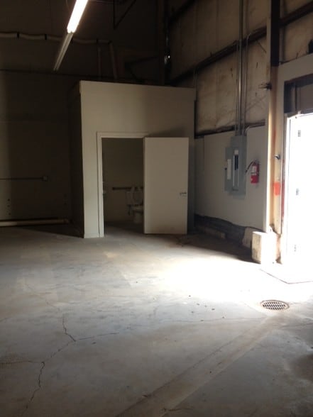 More Photos Of 714 W Main St, Murfreesboro Warehouse For Lease