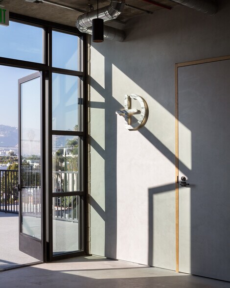 More Photos Of 743 Seward St, Los Angeles Office For Lease