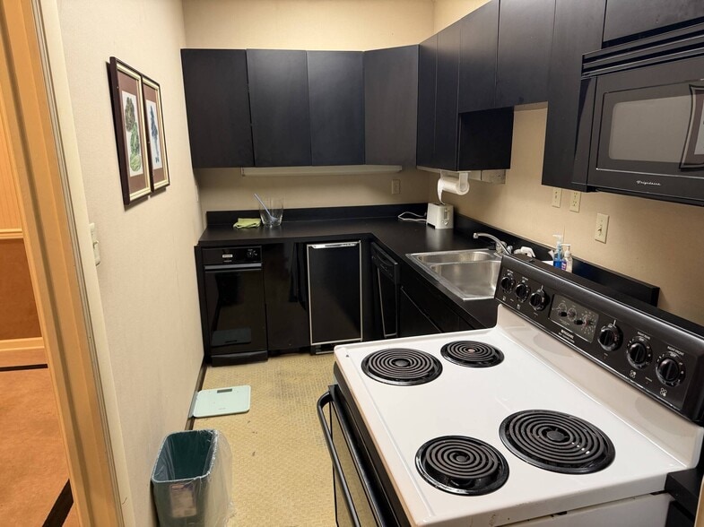 More Photos Of 1612 Congress Pky S, Athens Bank For Sale