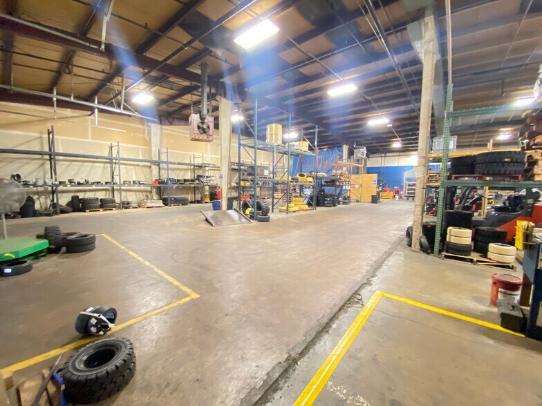 More Photos Of 4558-4568 E 71st St, Cleveland Flex For Lease