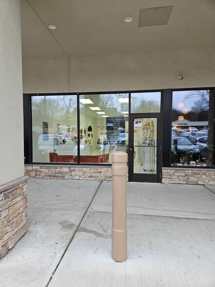 Primary Photo Of 6 Orangetown Shopping Ctr, Orangeburg General Retail For Lease