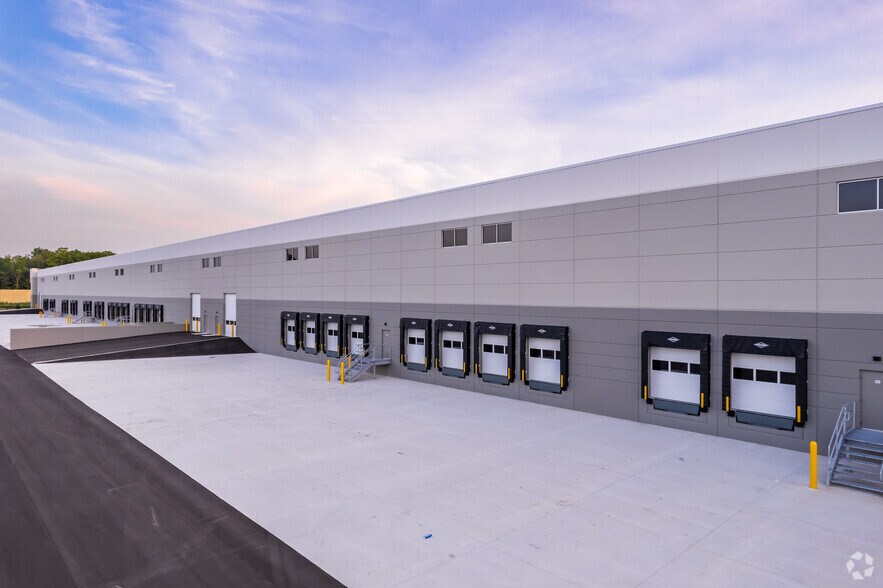 More Photos Of 9141 S 13th St, Oak Creek Warehouse For Lease