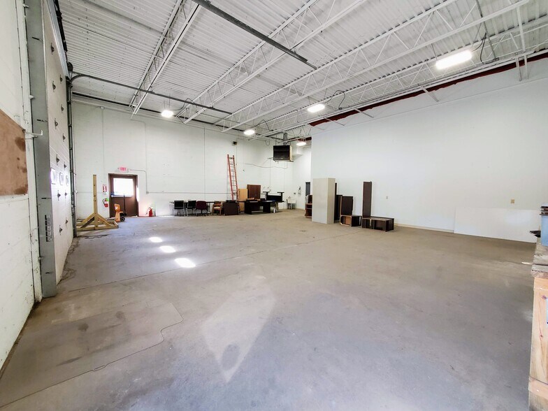 More Photos Of 238 Bay St, Queensbury Showroom For Lease