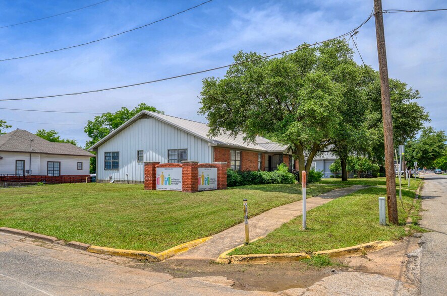 More Photos Of 220 S Elm St, Sherman Office For Sale