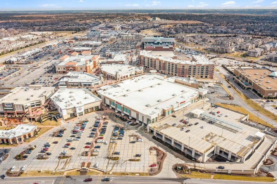 More Photos Of 6903 W 135th St, Overland Park General Retail For Lease