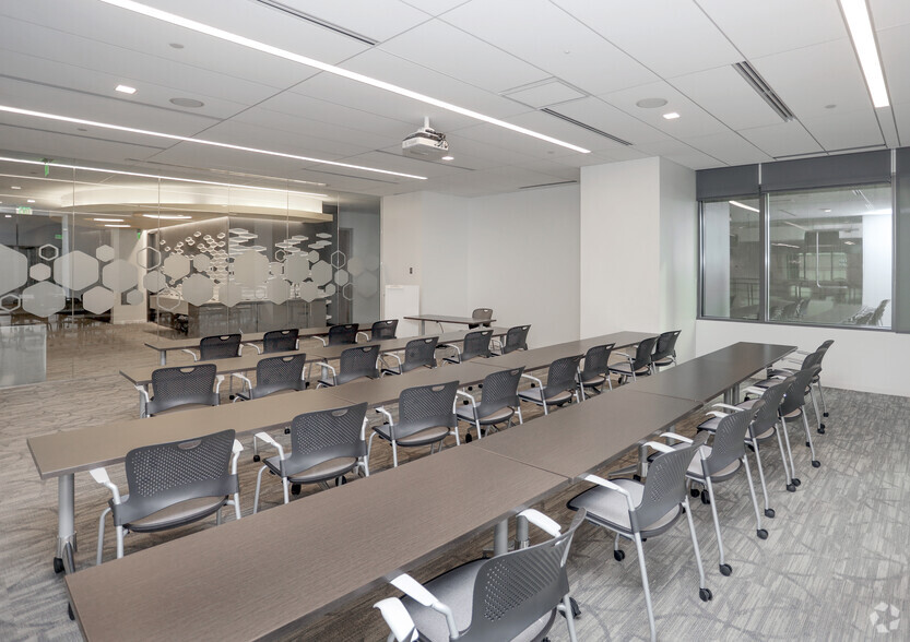 More Photos Of 10 W Market St, Indianapolis Office For Lease